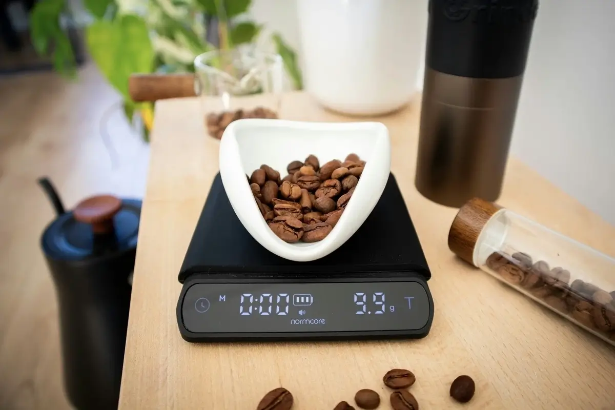 Accesorios imprescindibles para mejorar tu café sin gastar mucho (guía realista 2026)