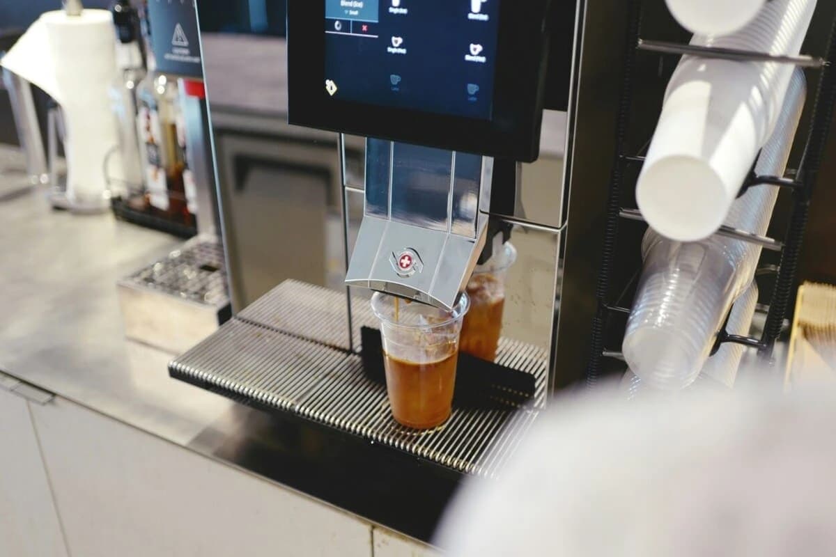 Cafeteras manuales vs automáticas: ventajas, desventajas y cuál elegir en 2026